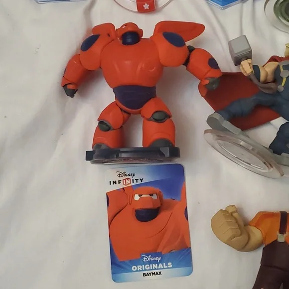 : Huge Mixed lot of over 16 DISNEY INFINITY charactersfigures 2.0